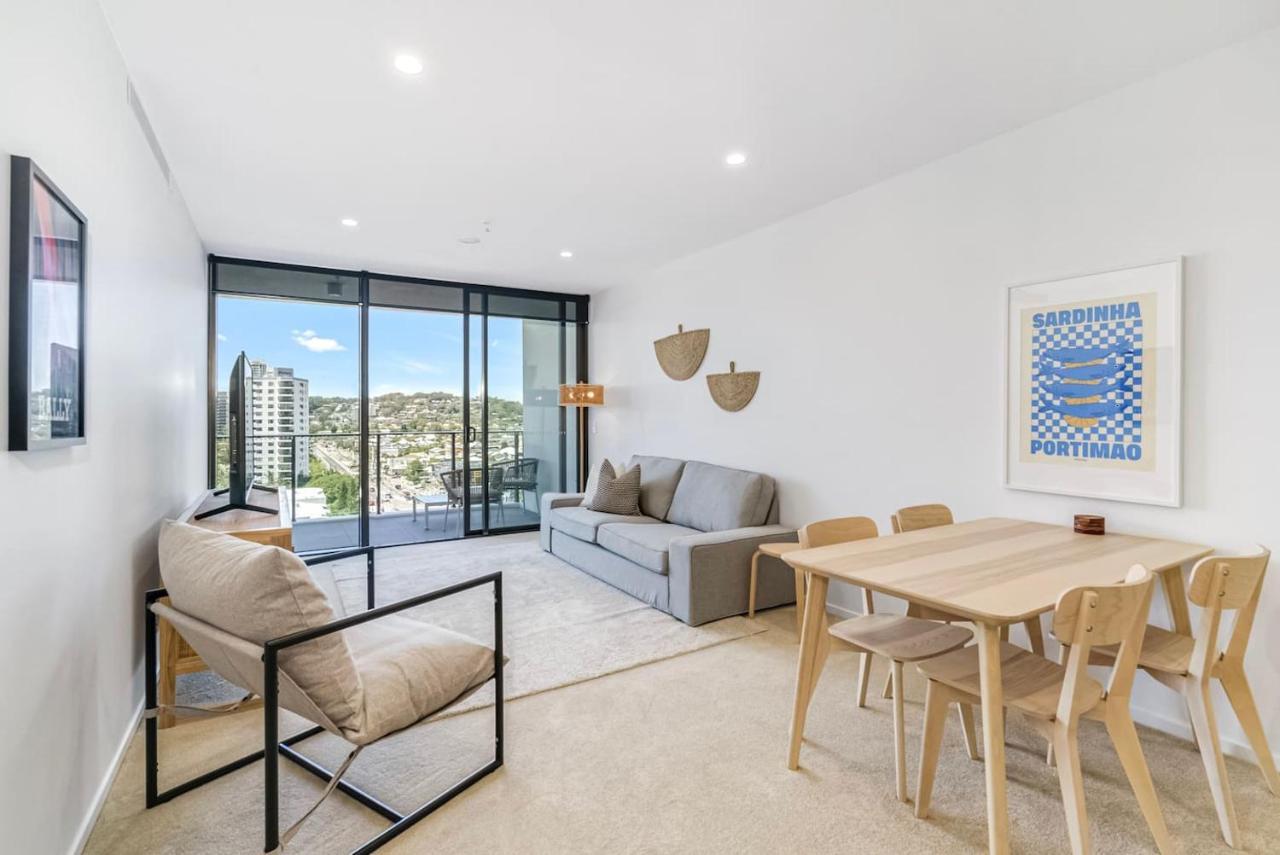 'azure Alcove' A Stylish Haven In Burleigh's Embrace