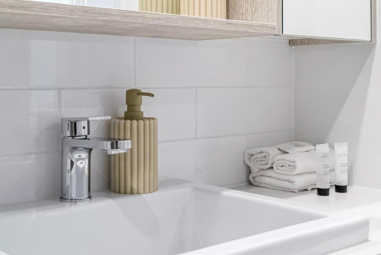 'azure Alcove' A Stylish Haven In Burleigh's Embrace